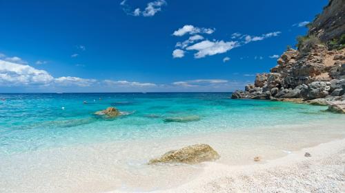 Crystal clear water in Cala Mariolu