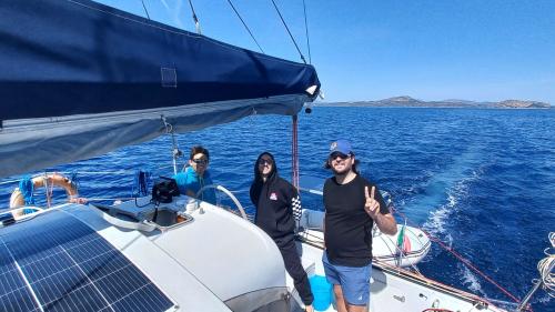 Persone a bordo del catamarano durante la navigazione 