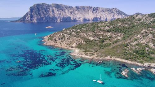 Vista dall'alto dell'Area Marina protetta di Tavolara con catamarano