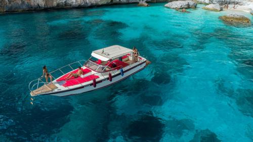 Vista aerea sul mini yacht nel Golfo di Orosei