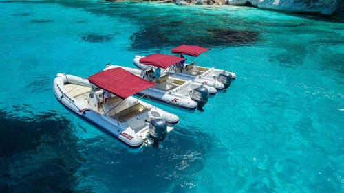 Las lanchas neumáticas se detienen en las azules aguas del Golfo de Orosei
