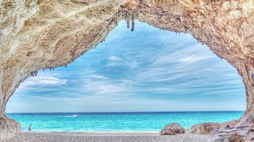 Première grotte de la plage de Cala Luna 