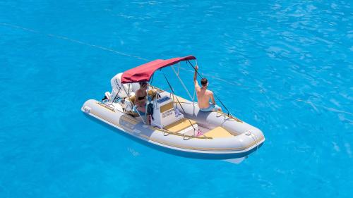 Arrêts de dériveurs loués dans les eaux azurées du golfe d'Orosei