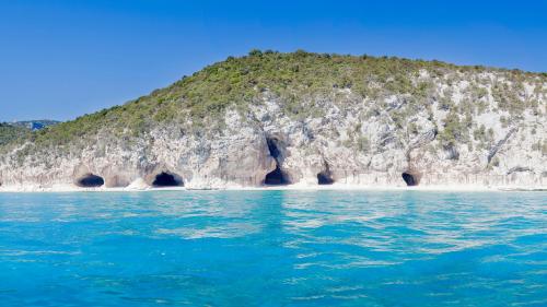 Vue des grottes de Sea Ox depuis le canot pneumatique