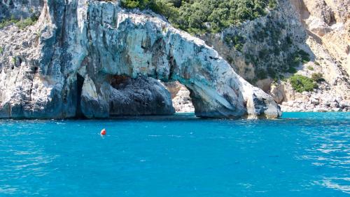 Natürlicher Bogen in der Nähe des Strandes von Cala Golortizè