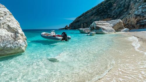 Gommone a noleggio sosta a Cala Mariolu nel Golfo di Orosei