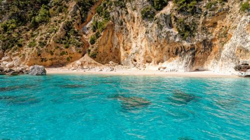 Vista dal gommone sulla spiaggia di Cala Sisine nel Golfo di Orosei