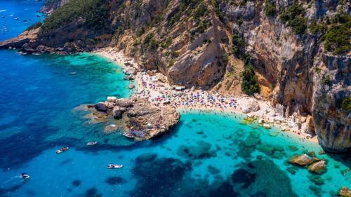 Vista area sulle due spiagge di Cala Mariolu dall'acqua azzurra nel Golfo di Orosei