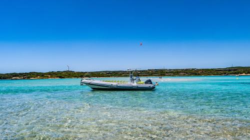 Maxi-Schlauchboot hält in den blauen Gewässern der Insel Piana