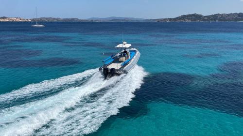 Un maxi canot pneumatique navigue sur la côte sud de la Corse