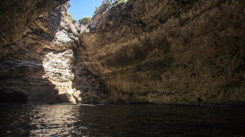 Cueva en la costa de Bonifacio, en el sur de Córcega