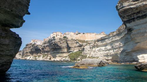 Blick auf die felsige Küstenlinie von Bonifacio