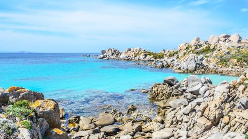 Blaues Wasser und glatte Felsen von Lavezzi
