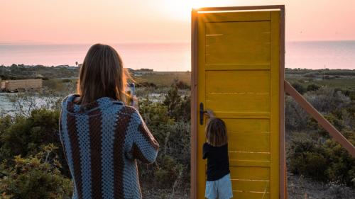 Une mère photographie son fils lors d'une dégustation de vin à Castelsardo
