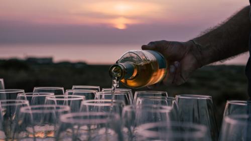 Versement du vin dans les verres et coucher de soleil