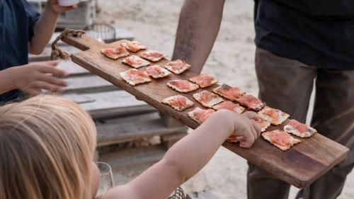 Crostini de saumon servis lors d'une dégustation de vins à Castelsardo