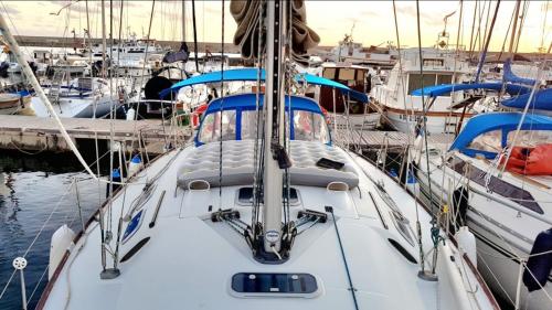Exterior del barco con colchoneta en el puerto de Alghero