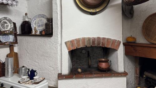 Typisch sardischer Keller in einer Schokoladenfabrik in einer kleinen Stadt in Zentralsardinien