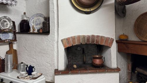 Bodega típica sarda en una empresa chocolatera de una pequeña ciudad del centro de Cerdeña