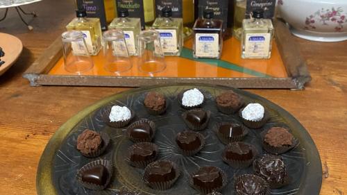 Degustación de chocolates especiados maridados con licores aromatizados con hierbas típicas de Cerdeña