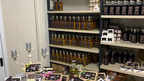 Produzione di liquori con erbe aromatiche e cioccolato in un'azienda a Laconi