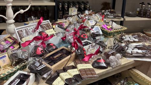 Muchos tipos de chocolate a la venta producidos en una empresa tradicional de Laconi