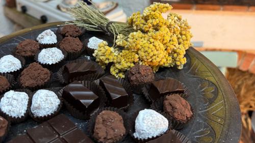 Chocolates elaborados con hierbas y aromas típicos de Cerdeña en una chocolatería de Laconi