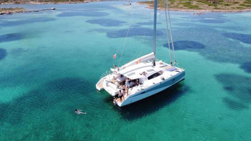 Vue de haut du catamaran dans les eaux cristallines du parc national de l'Asinara