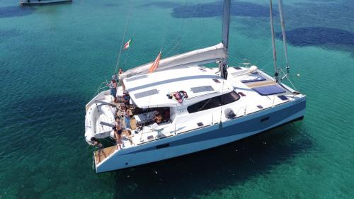 Catamaran durant une excursion dans les eaux cristallines du parc national de l'Asinara