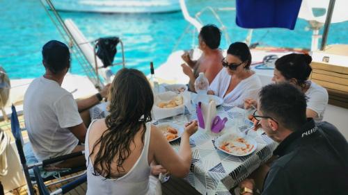 Personnes à bord du catamaran déjeunant dans une crique de l'île d'Asinara