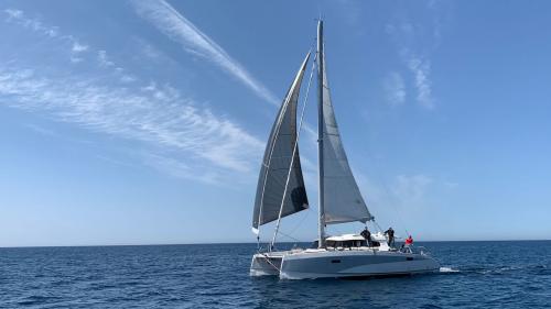 Catamaran dans les eaux du parc national de l'Asinara