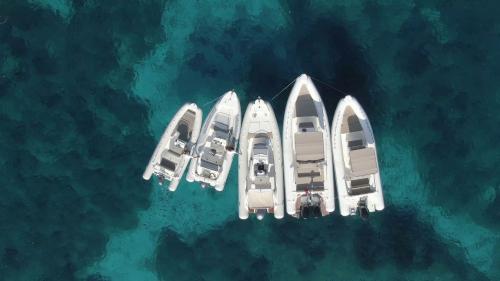 Schlauchboote in den Gewässern des Archipels von La Maddalena