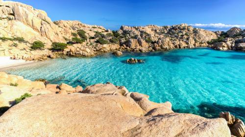 Das türkisfarbene Meer der Cala Coticcio in Caprera zum Eintauchen bei einem Ausflug mit dem Schlauchboot 