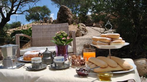 Desayuno italiano servido en plena naturaleza en la zona de Perfugas