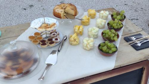 Aperitivo de verano con dulces y fruta fresca en la zona de Perfugas servido junto a la piscina