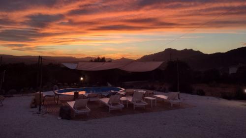 Piscina y tiendas de campaña en la naturaleza del norte de Cerdeña al atardecer