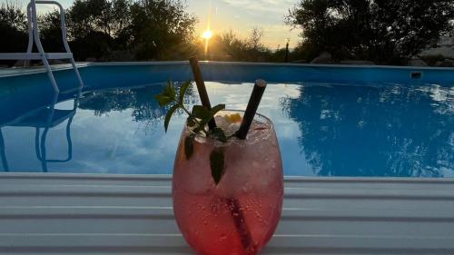 Aperitivo con cócteles junto a la piscina y en la naturaleza de la zona de Perfugas