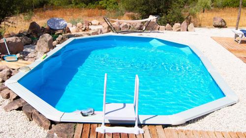 Piscina en la zona de Perfugas donde podrá relajarse y bañarse en plena naturaleza
