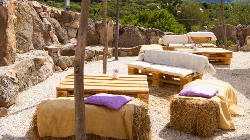 Sofás y tumbonas junto a la piscina en la zona de Perfugas
