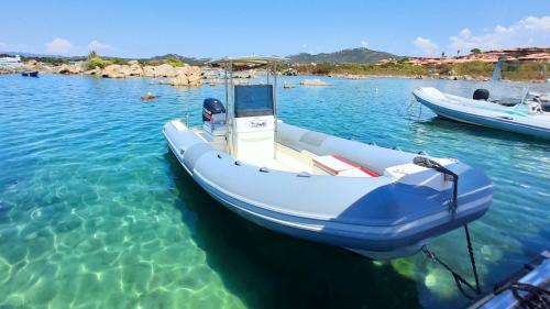 Canot pneumatique amarré au Molo Moro à Porto Rotondo