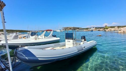 Canot pneumatique dans les eaux du Molo Moro à Porto Rotondo