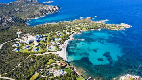 Vue aérienne de la plage de Romazzino sur la Costa Smeralda