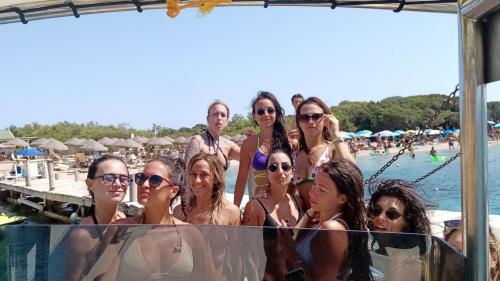 Filles en bikini à bord d'un canot pneumatique dans la Costa Smeralda