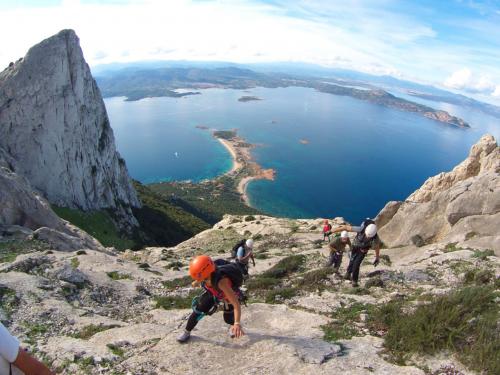 Excursionistas durante una excursión de trekking a Tavolara