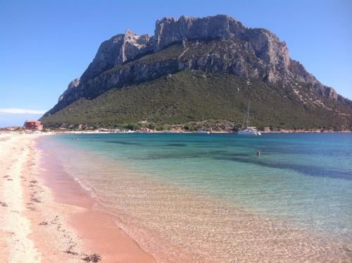 Isla de Tavolara y mar cristalino