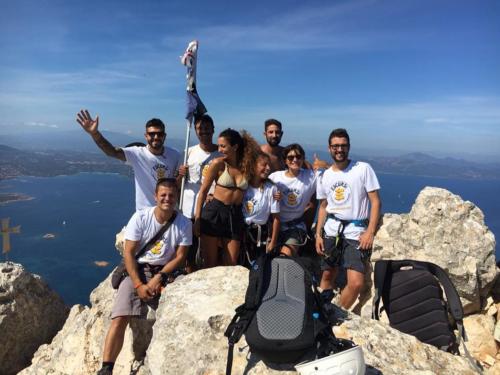 Gruppe von Freunden während Trekking- und Kletterausflug