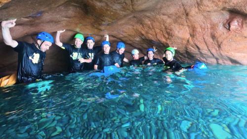 Groupe de randonneurs lors d'une expérience guidée dans la mer du golfe d'Orosei
