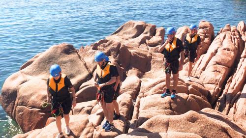 Groupe de randonneurs lors d'une expérience guidée dans la mer du golfe d'Orosei à Cala Luas