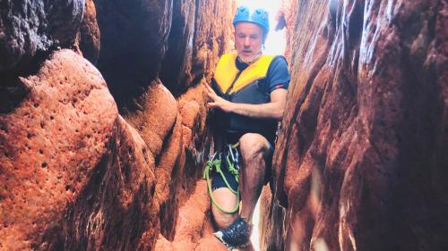 Touriste lors d'une excursion guidée parmi les rochers déchiquetés du golfe d'Orosei