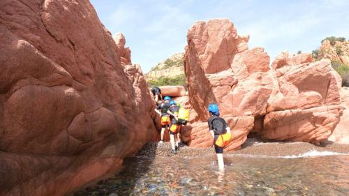 Expérience aventureuse dans la mer d'Orosei, avec visite guidée de la nature et descente en rappel.
